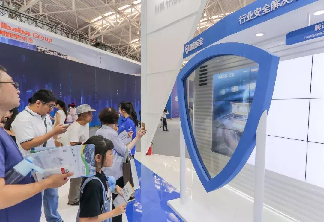 📱科技前沿的魅力，最新款手机一览无余！