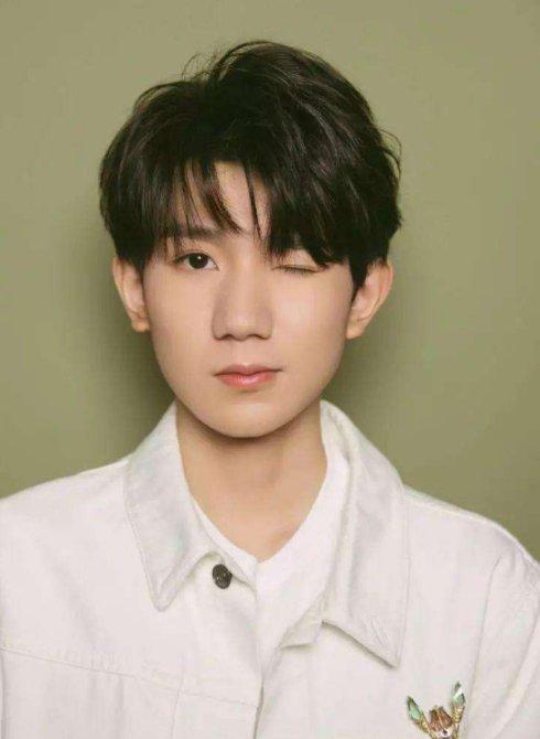 王源最新照片曝光,小巷深处的摄影天堂风采展示