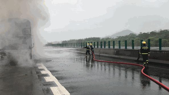 客车起火事件深度报道，最新消息与观点阐述