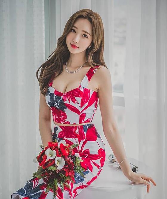 李妍静2017最新花瓣，时尚之花的璀璨绽放