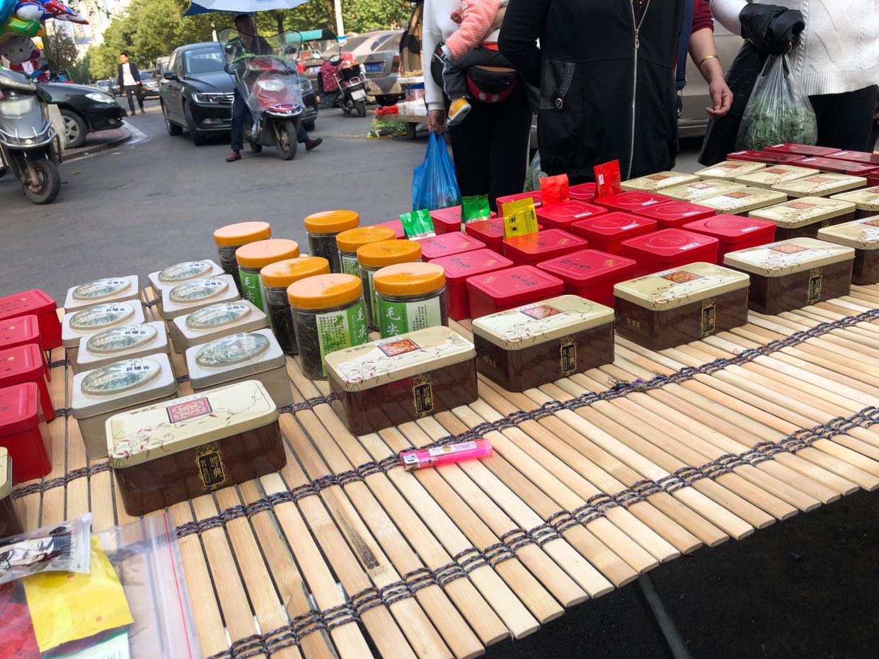 江湖地摊货最新产品，科技潮流新宠亮相街头地摊