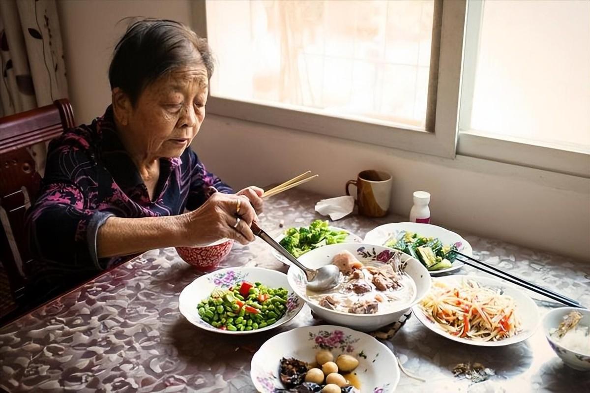 山东养老金上调喜讯传来，李大妈家迎来欢乐时光