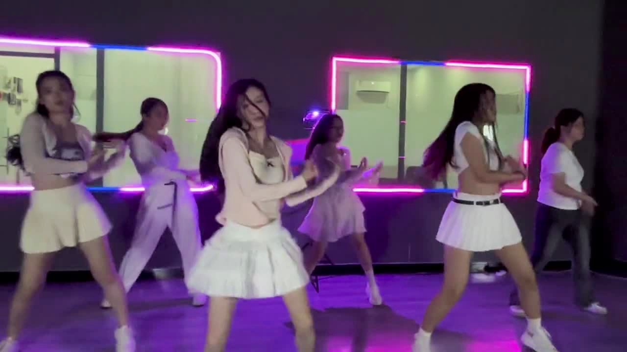 美女热舞与科技舞蹈，生活的炫彩旋律