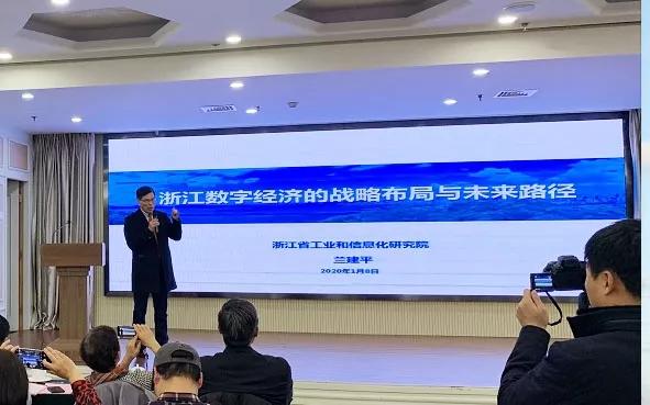 最新网络热潮掀起全民热议的巨浪！