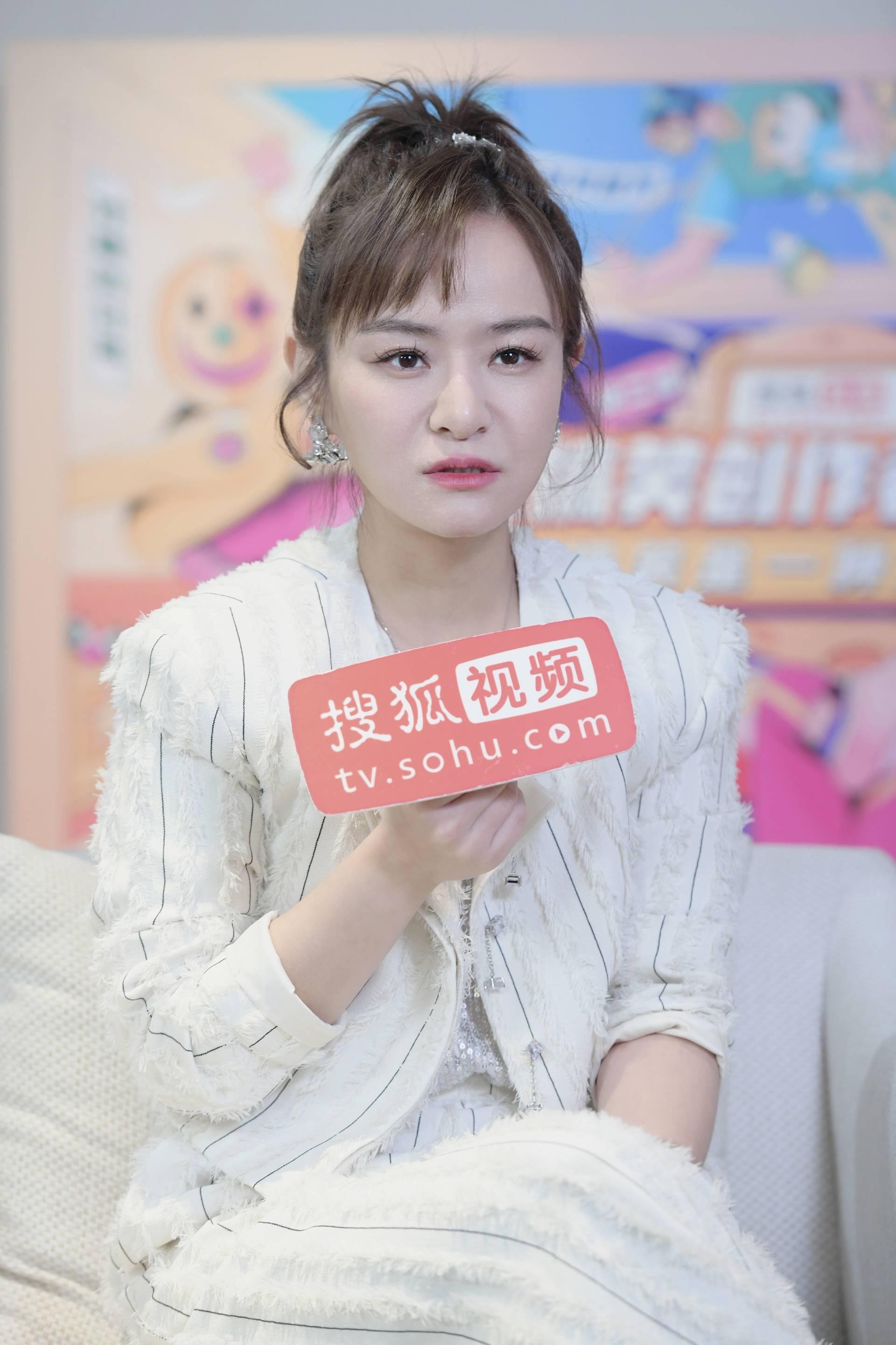 脱口秀新星小鹿，幽默天赋与独特舞台魅力的闪耀结合