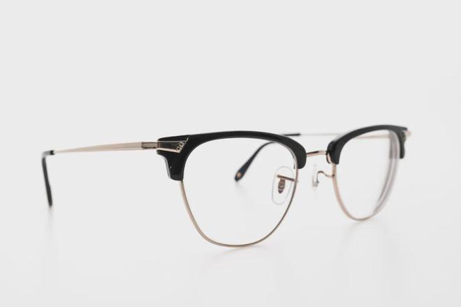 多维视角下的近视老花一体眼镜价格观点论述