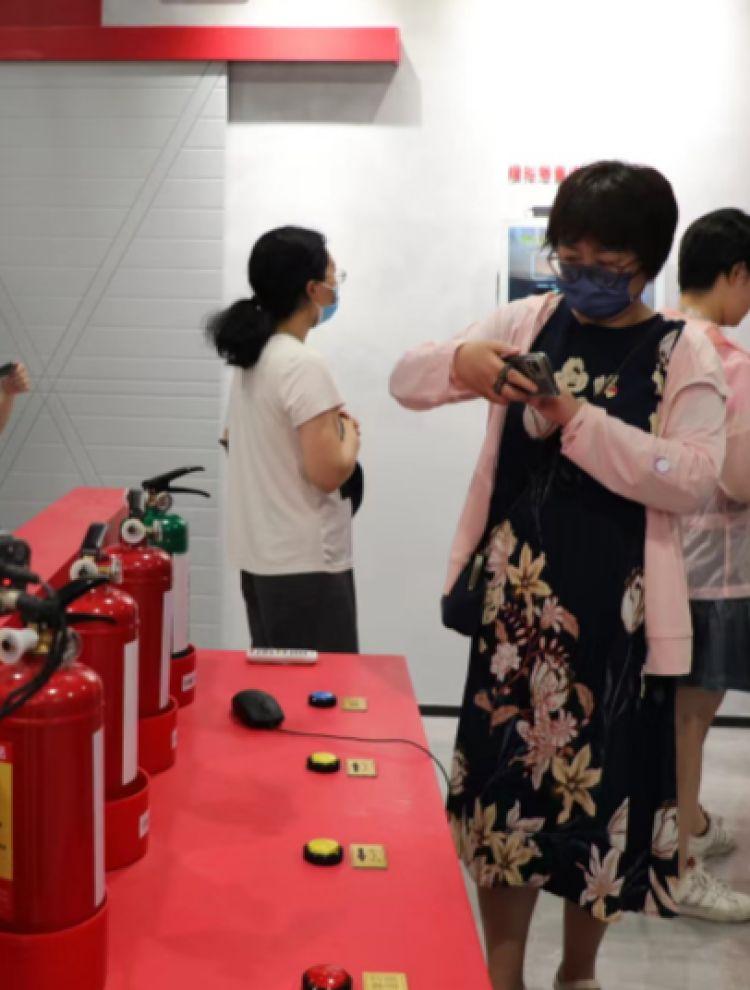 日本东京台风最新动态及小巷独特风味探索