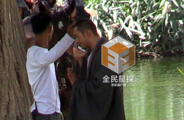 明星打电话的瞬间，珍贵图片分享
