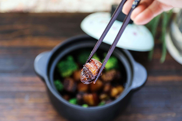 新浪上市时间及一次小巷深处美食探索之旅