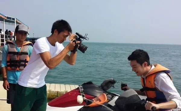 刘强东最新探索之旅，自然美景中的心灵寻觅与宁静体验