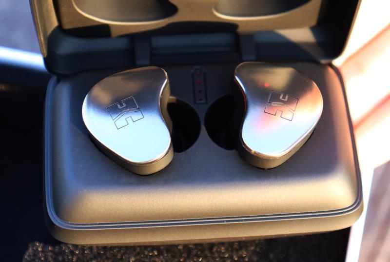 触摸未来科技魅力,最新翻盖手机款式亮相