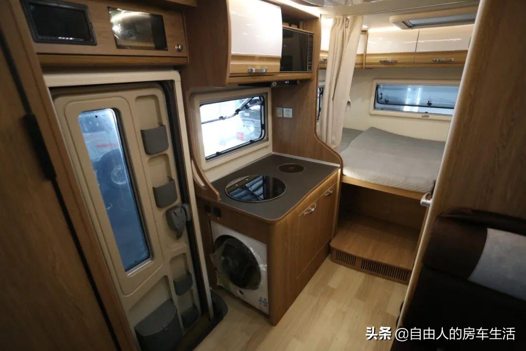 触摸未来科技魅力,最新翻盖手机款式亮相