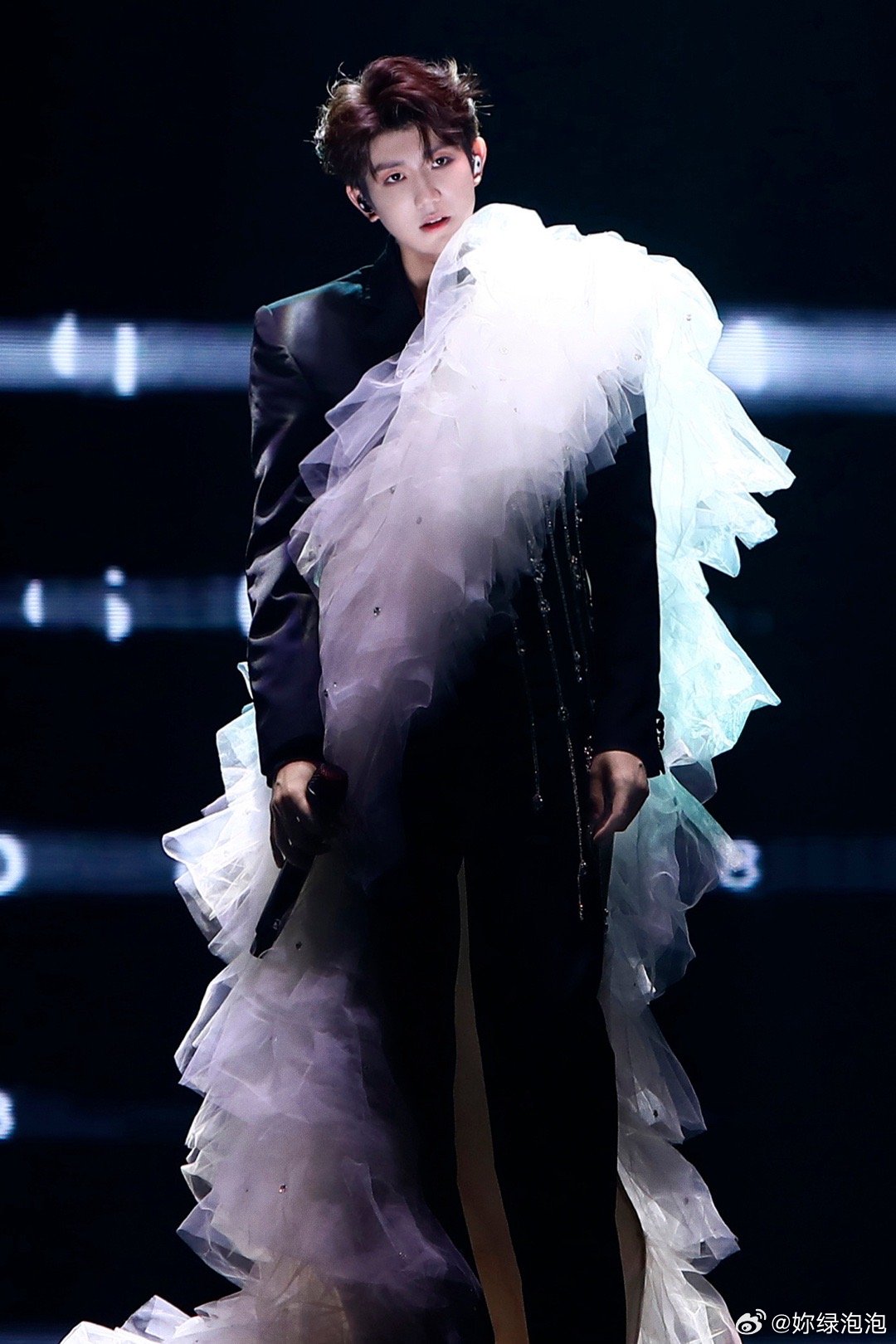 王源最新图片展现变化的力量与自信的光芒