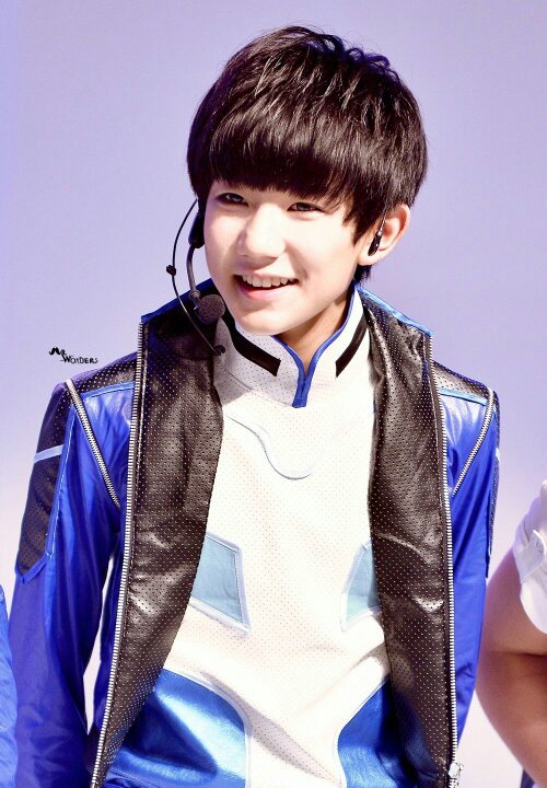 王源最新图片展现变化的力量与自信的光芒